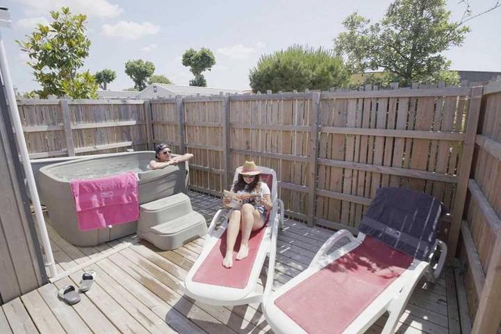 Camping pour 8 personnes, avec Terrasse et Piscine