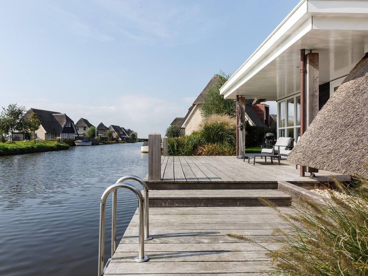 Villa am Tjeukemeer mit eigenem Steg in Delfstrahuizen, Friesland