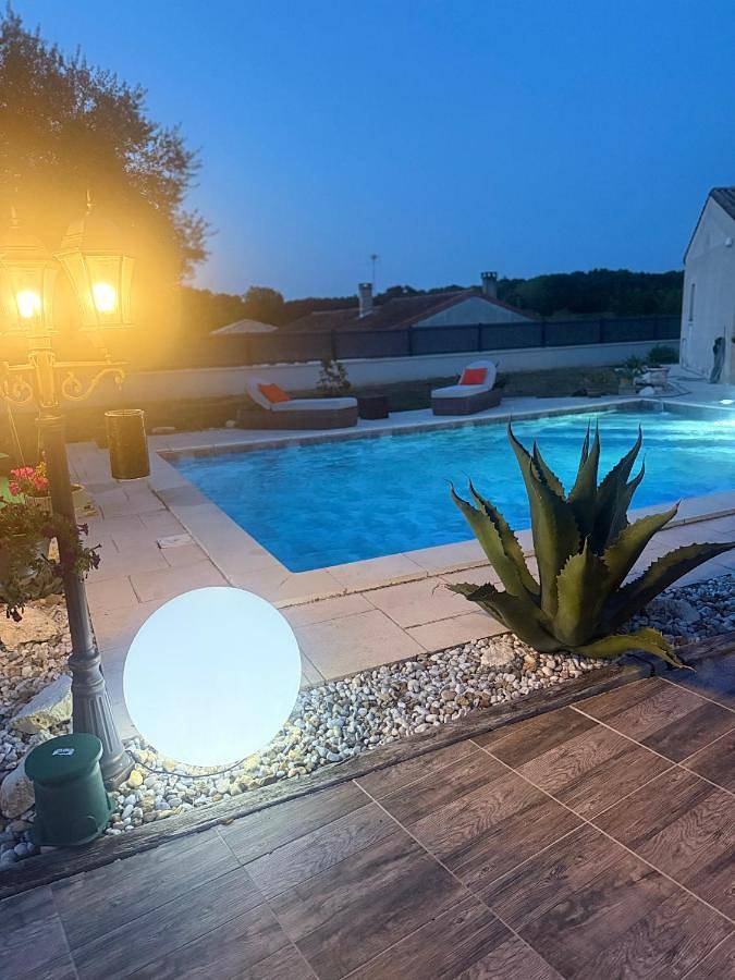 Gîte pour 4 personnes, avec Jacuzzi et Terrasse ainsi que Jardin et Piscine à La Lande-de-Fronsac