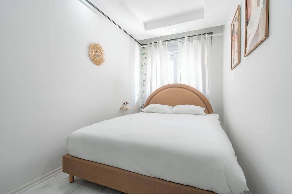 Entire apartment, Funky & Spacious: 2-Bedroom Colourful Escape Near Downtown! in Antalya, Antalya Province