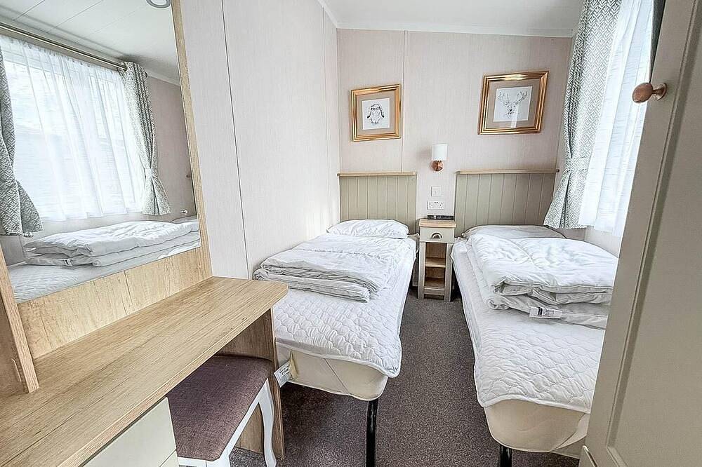Stunning caravan with decking at Manor Park in Norfolk in Hunstanton, Norfolk Coast
