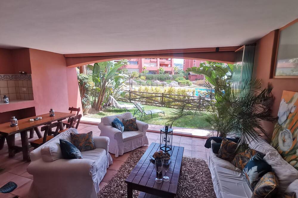Entire apartment, Luxury Apartment Directly On The Sea With Terrace And Pool in Torrox Costa, Torrox