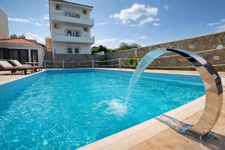 Location de vacances pour 4 personnes, avec jacuzzi ainsi que piscine et jardin, adapté aux familles dans Égine