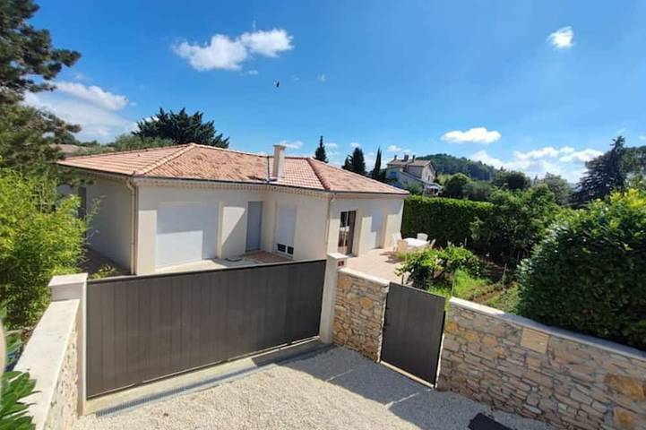 Location de vacances pour 6 personnes, avec terrasse et jardin à La Bâtie-Rolland