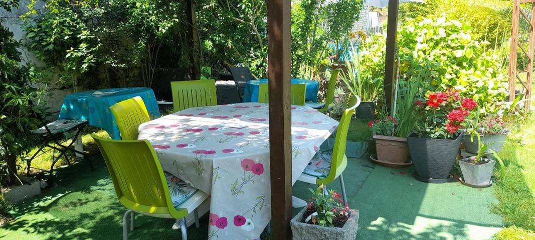 Hôtel pour 5 personnes, avec terrasse et jardin à Saintes - 3