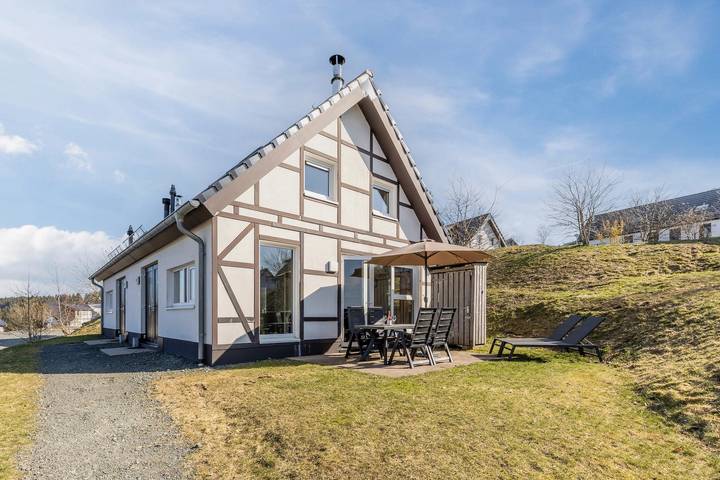 Bungalow für 4 Personen, mit Terrasse und Balkon/Terrasse im Sauerland - 2