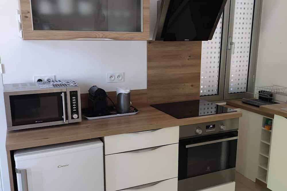 Entire apartment, Beautiful 2-room apartment facing the old port of Golf Juan in Golfe-Juan, Vallauris