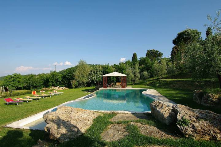 Villa per 15 persone, con idromassaggio e giardino in Montepulciano