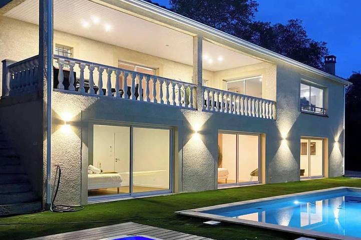 Location de vacances pour 15 personnes, avec jacuzzi ainsi que terrasse et jardin dans Esperce