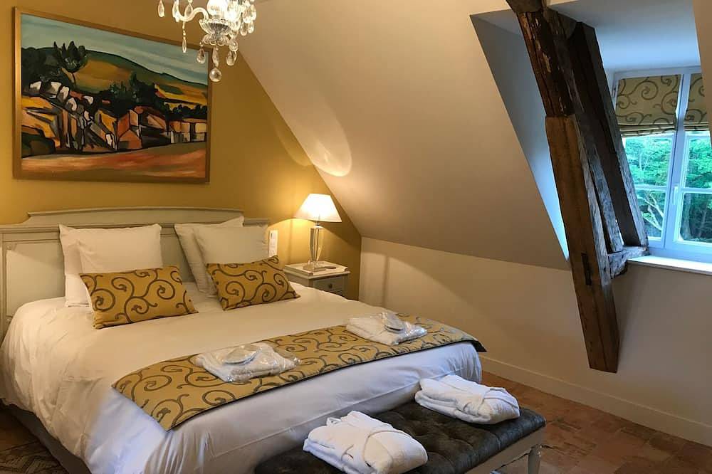 Room 8 king size double room with ensuite in Jarzé, Angers region