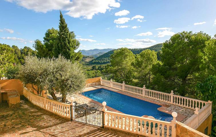 Retiro en Oliva con piscina, terraza y barbacoa, cerca de la ciudad y del río in Tossal Gros d'en Carros, Oliva