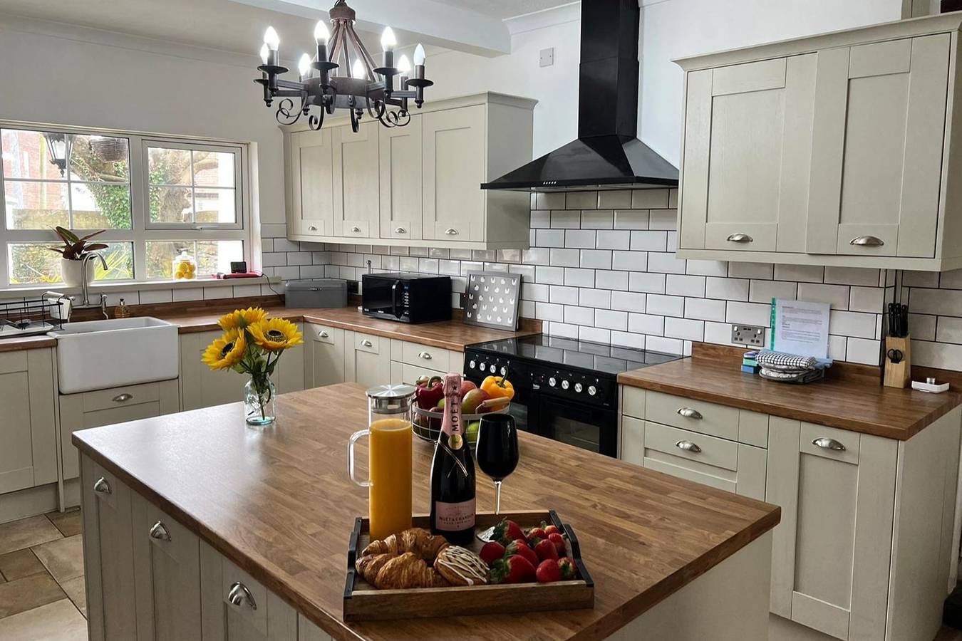 Build your memories, hot tub, garden, sleeps 14 in Porthcawl, Bridgend region