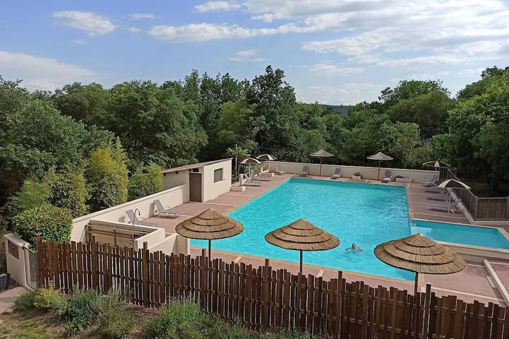 Gîte pour 4 personnes, avec piscine et terrasse à Montréal (Rhône-Alpes)