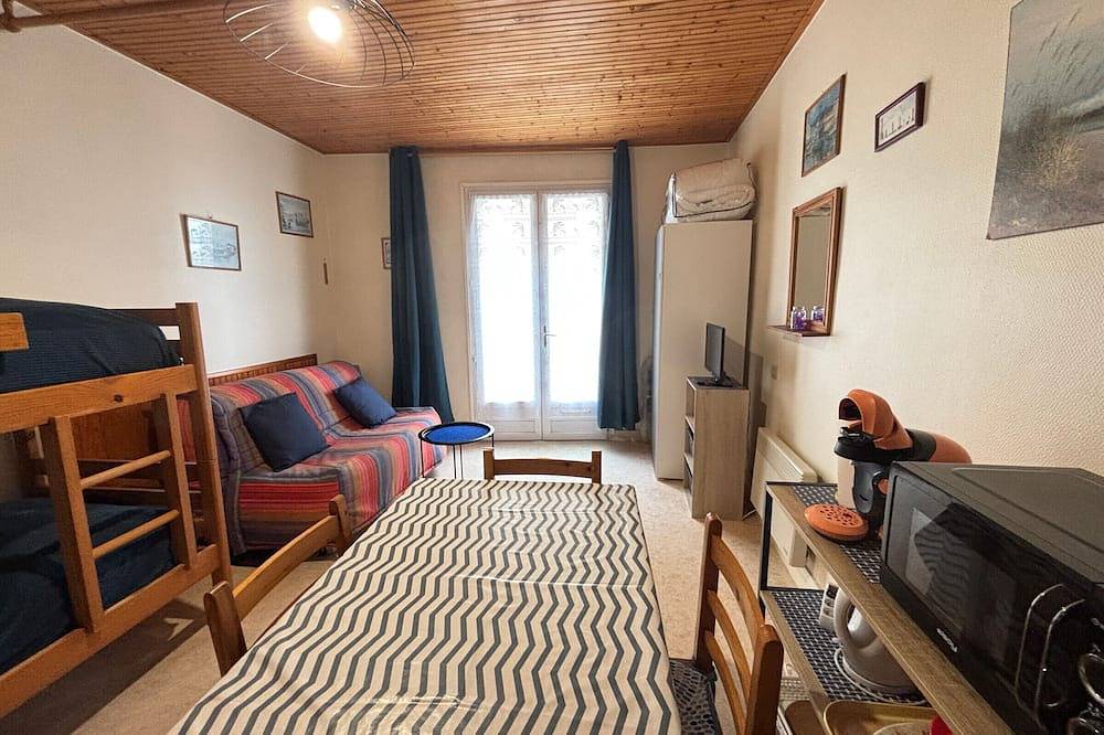 Entire apartment, Simple studio near the beach with balcony in Les Sables-d'Olonne, Vendée