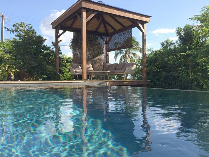 Chambre d’hôte pour 2 personnes, avec jardin et piscine ainsi que vue et terrasse à Bouillante