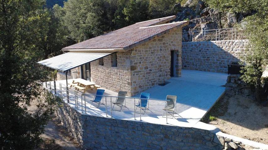 Location de vacances pour 11 personnes, avec Balcon ainsi que Terrasse et Vue à Chalencon