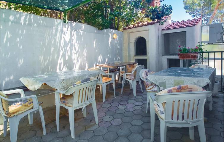 Ganze Ferienwohnung, Gemütliche Ferienwohnung mit Terrasse, Klimaanlage und WLAN, 2 km vom Juto-Strand entfernt in Lokva Rogoznica, Omis-Riviera
