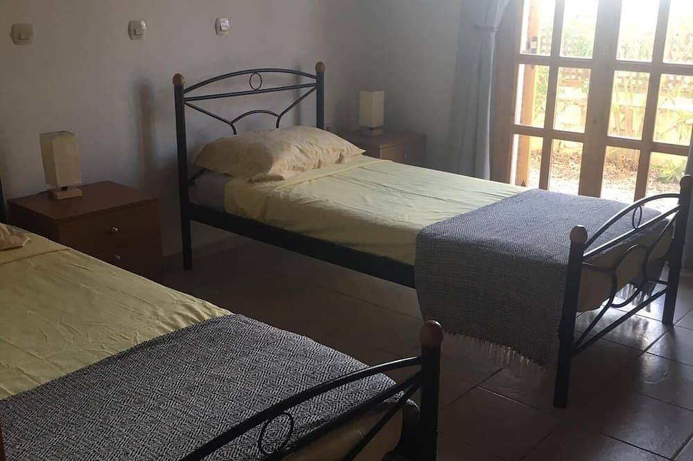 Spacious 3 becroom Villa with private pool, patio and roof terrace. in Roumeli, Rethymno und Umgebung