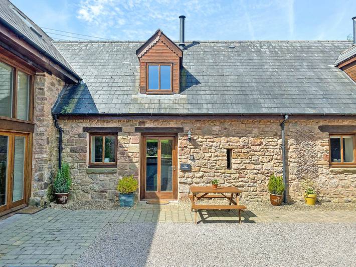 Log cabin for 4 people, with garden, with pets in Forest of Dean