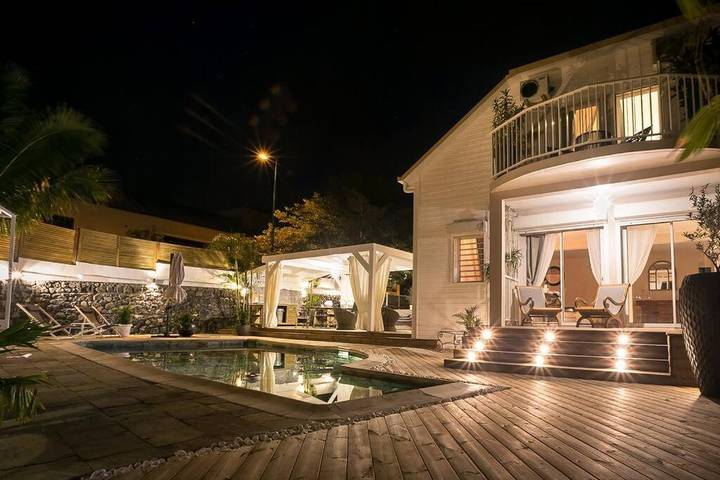 Villa pour 17 personnes, avec jardin ainsi que vue et piscine dans Saint-Gilles les Bains