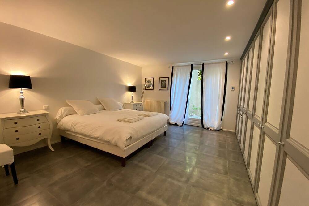 Magnífica villa provenzal de 300 m2 con aire acondicionado y una gran piscina orientada al sur. in Aurons, Region de Aix-en-Provence