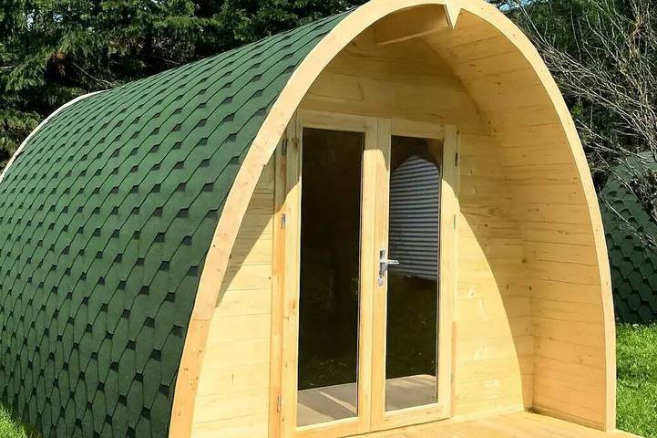 Cabane en bois pour 5 personnes, avec terrasse et piscine