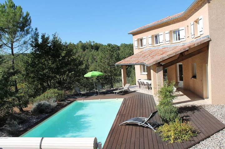 Location de vacances pour 8 personnes, avec jacuzzi ainsi que terrasse et jardin à Saint-Genest-de-Beauzon