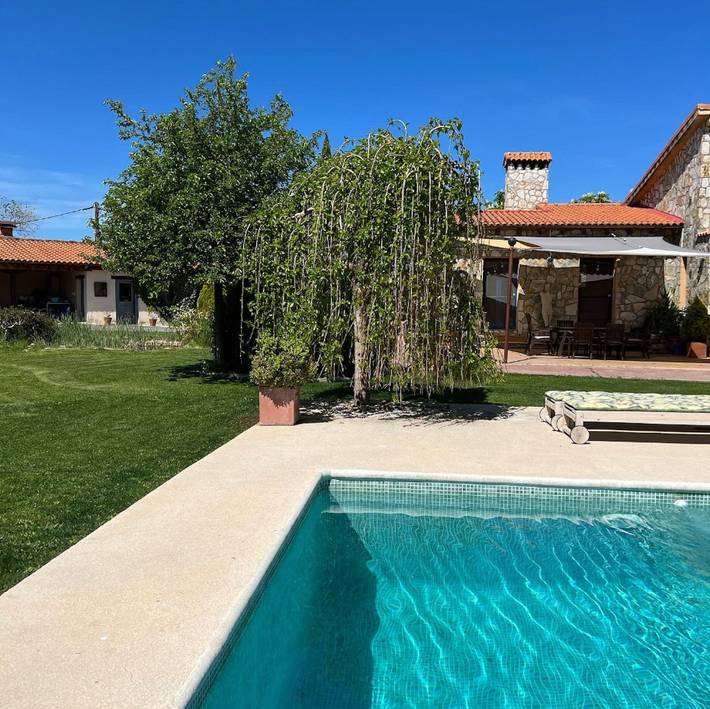 Chalet para 8 personas, con terraza además de jardín y piscina - 1