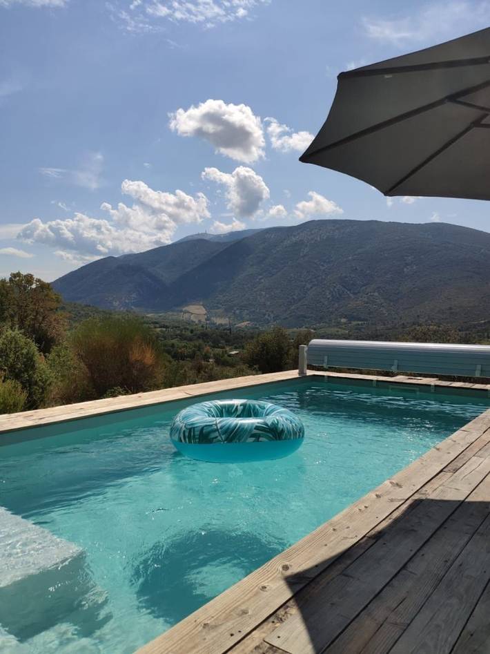 Gîte pour 4 personnes, avec piscine ainsi que jardin et terrasse