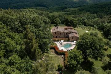 Location de vacances pour 4 personnes, avec jardin ainsi que piscine et vue à Radicondoli