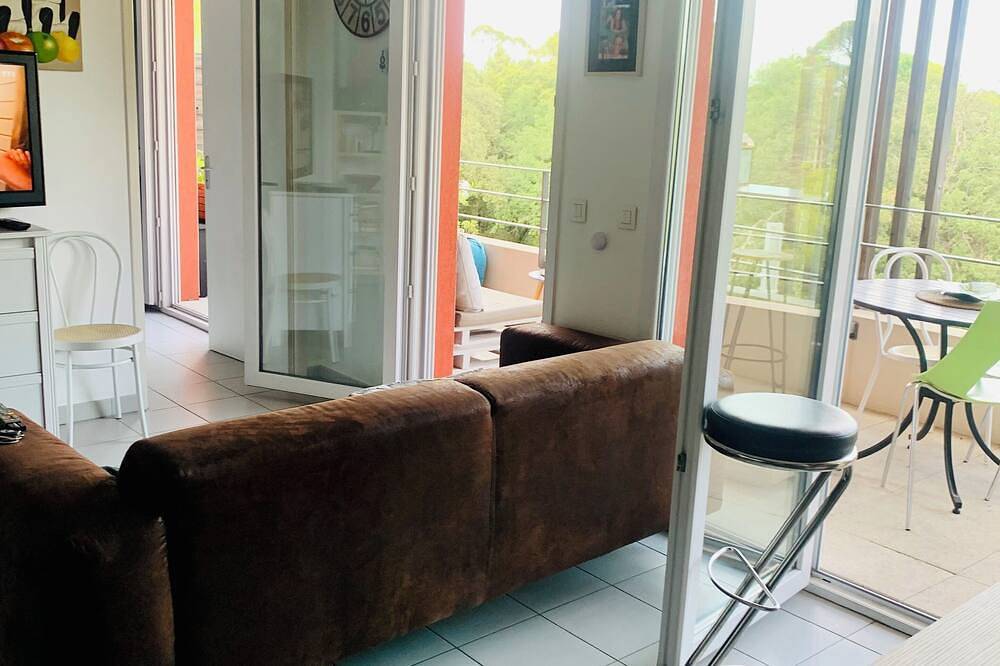 Entire apartment, At the gates of Montpellier T2 modern secure parking and streetcar L1/3 at 2m in Juvignac, Côte d'Améthyste