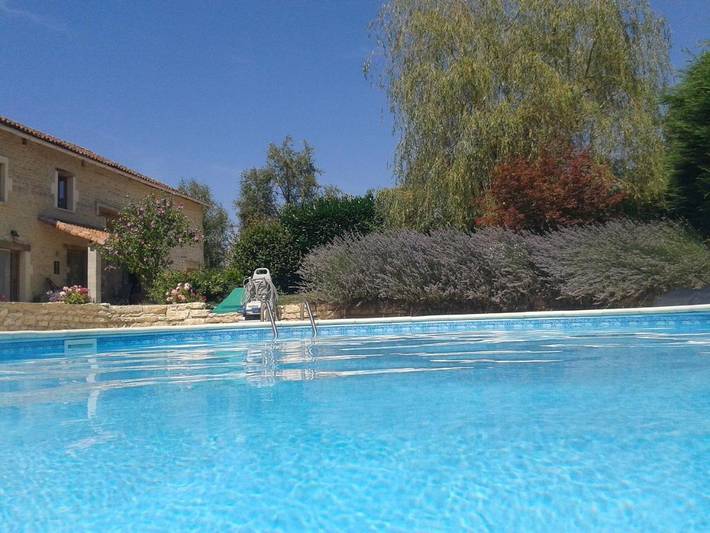 Cottage pour 2 personnes, avec vue et terrasse ainsi que piscine et jardin à Payroux