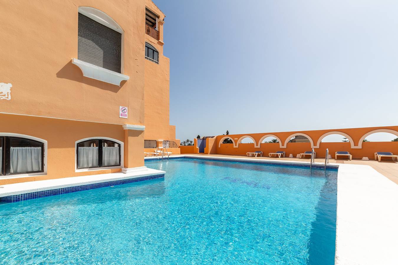 Appartamento intero, Appartamento "Residencial Fénix" con piscina condivisa, terrazza e Wi-Fi in Urbanización Roquetas de Mar, Roquetas de Mar