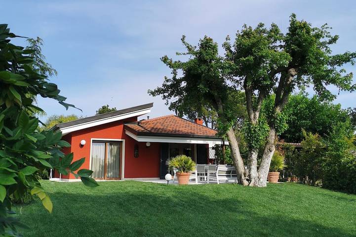 Ferienhaus für 6 Personen, mit Terrasse und Pool sowie Garten in Bardolino