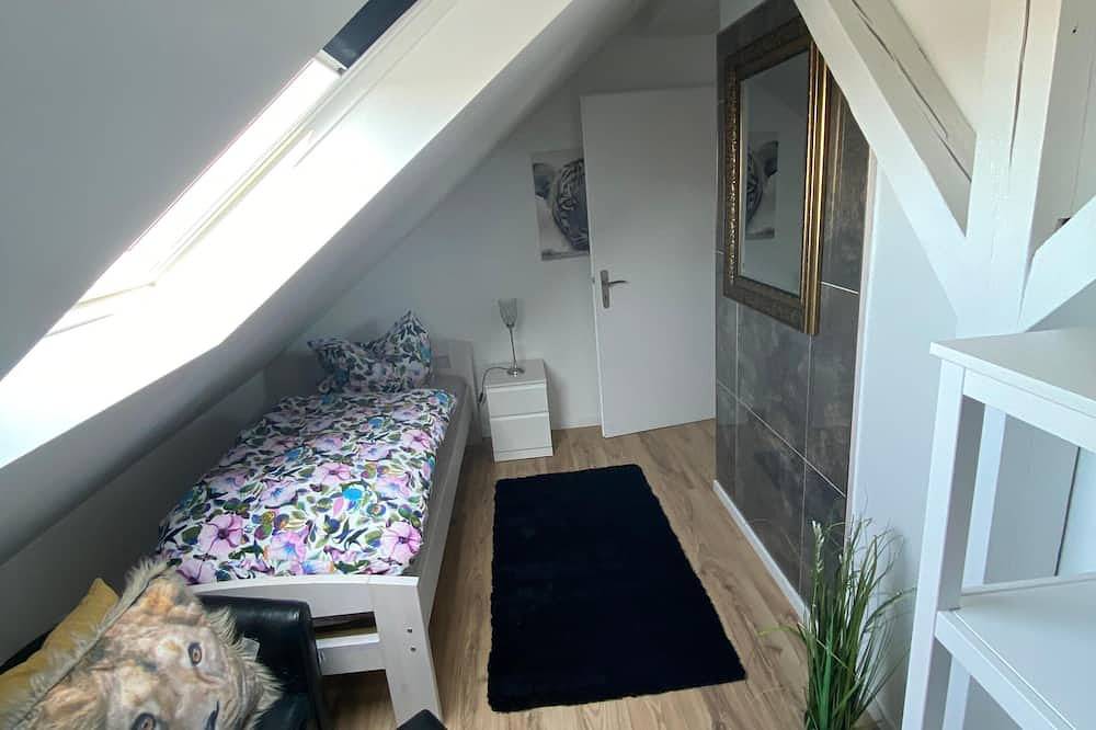 Ganze Wohnung, Gemütliche und helle Ferienwohnung (55m2) im Dachgeschoss in Dörfles-Esbach, Oberes Maintal - Coburger Land