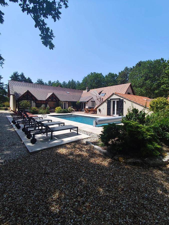 Location de vacances pour 15 personnes, avec Terrasse et Jardin ainsi que Piscine et Vue à Marcilly-en-Gault