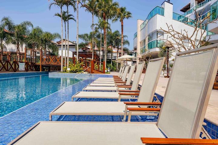 Casas e apartamentos de temporada para 6 pessoas, com piscina e balcão e ainda jardim em Bombinhas