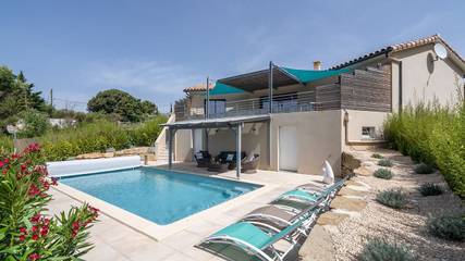 Cottage pour 6 personnes, avec piscine ainsi que terrasse et jardin à Cesseras