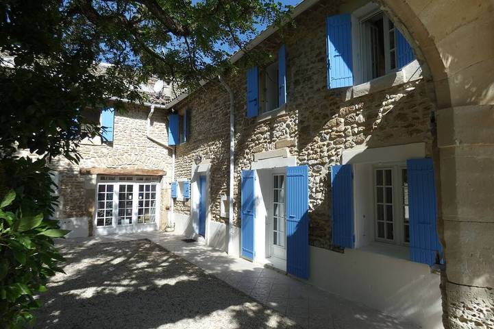 Gîte pour 54 personnes, avec terrasse ainsi que jacuzzi et jardin