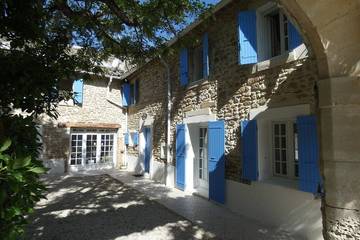 Gîte pour 54 personnes, avec jardin ainsi que jacuzzi et terrasse à Grillon