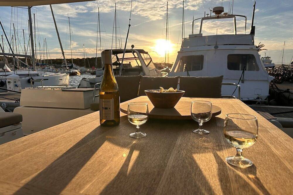 Catamarano Eden 2 a 8 persone orm. nel porto in Porquerolles