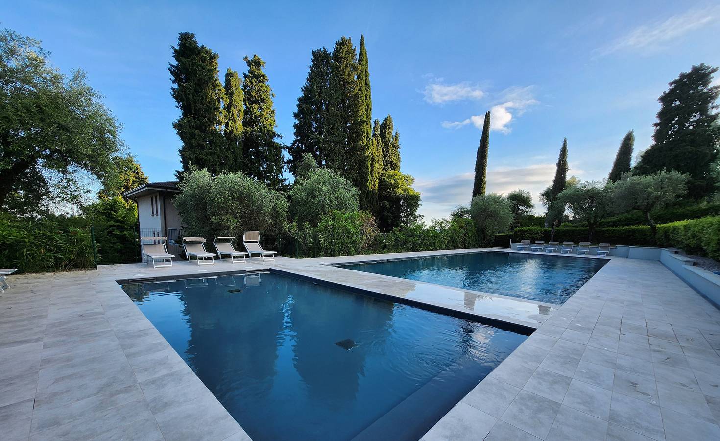 Appartamento intero, Appartamento 'Gardoncino with Pool' con vista lago, piscina condivisa e Wi-Fi in Gardone Riviera, Prealpi Gardesane