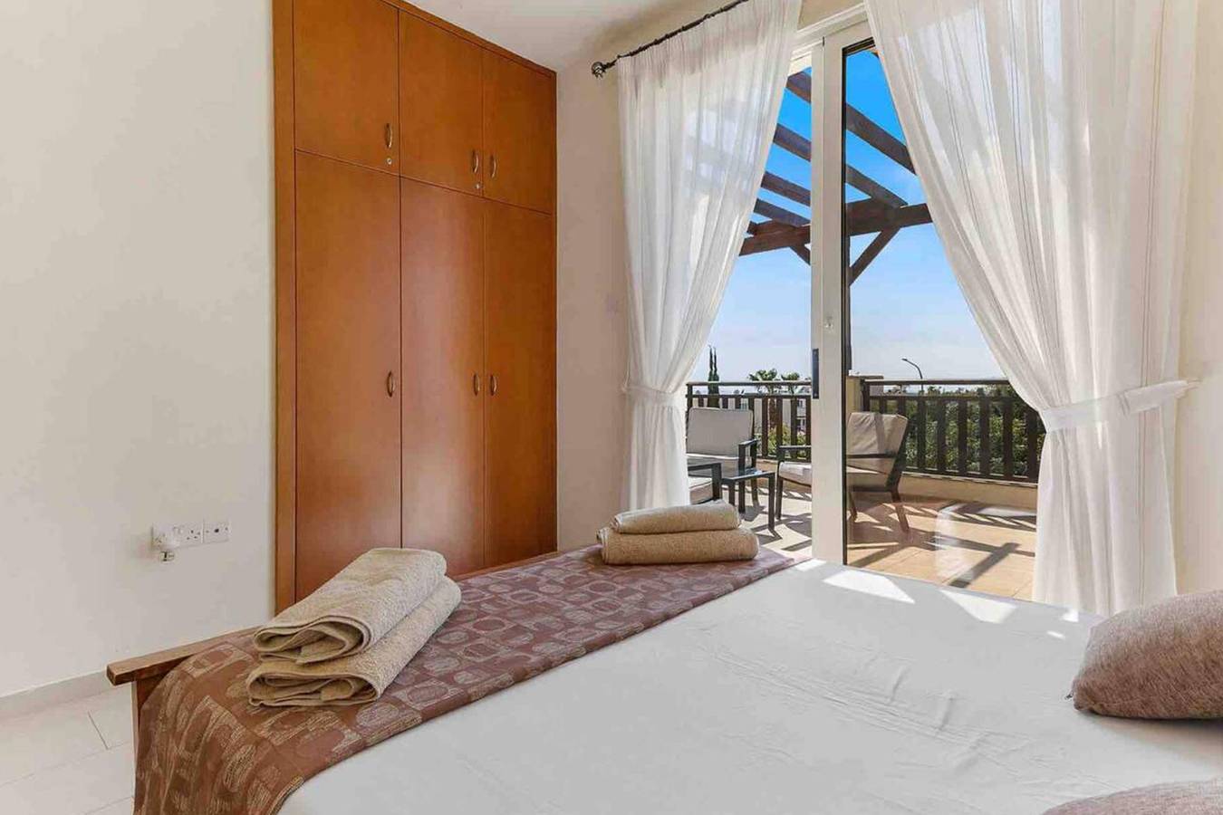 Coral Bay Villa - Sleeps 6 - Pool - Parking in Peyia, South Cyprus