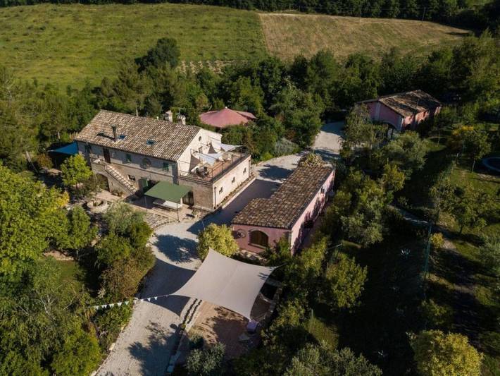 Agriturismo per 29 persone, con balcone e giardino nonché piscina in Provincia di Fermo