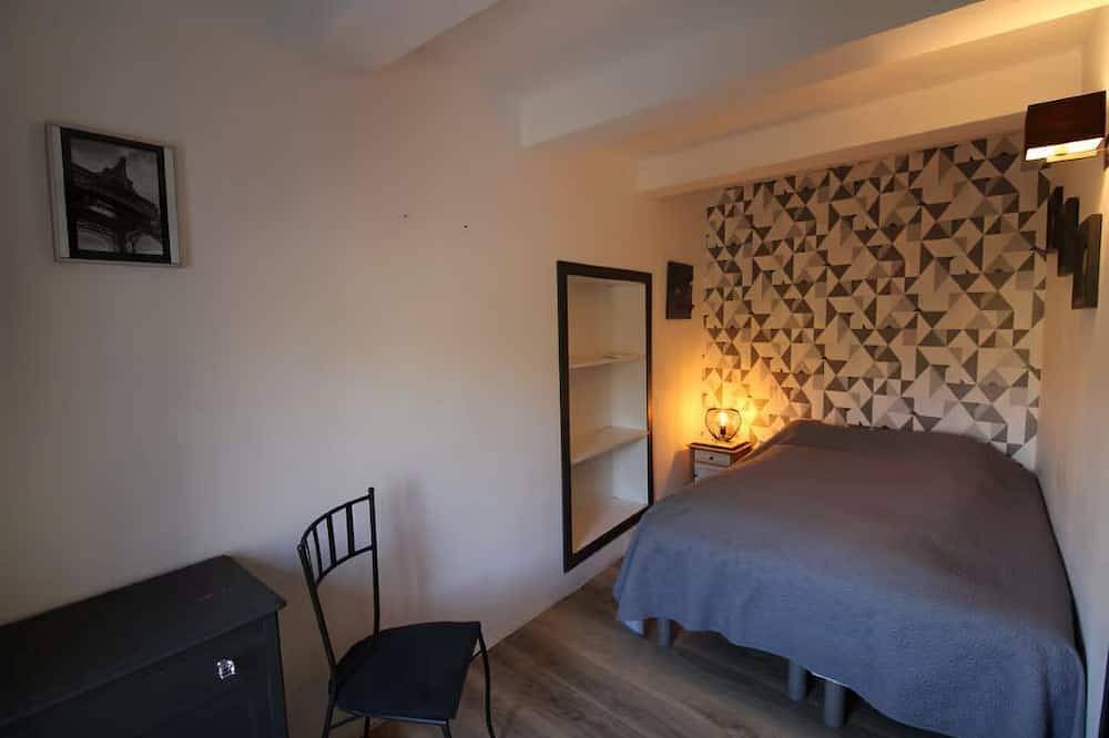 Village house with pool in the heart of Vaucluse in Saint-Roman-de-Malegarde, Vaucluse