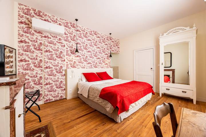 Château Haut Cazevert Guesthouse with Private Pool, Wi-Fi, and Air Conditioning in Blasimon, Langon region