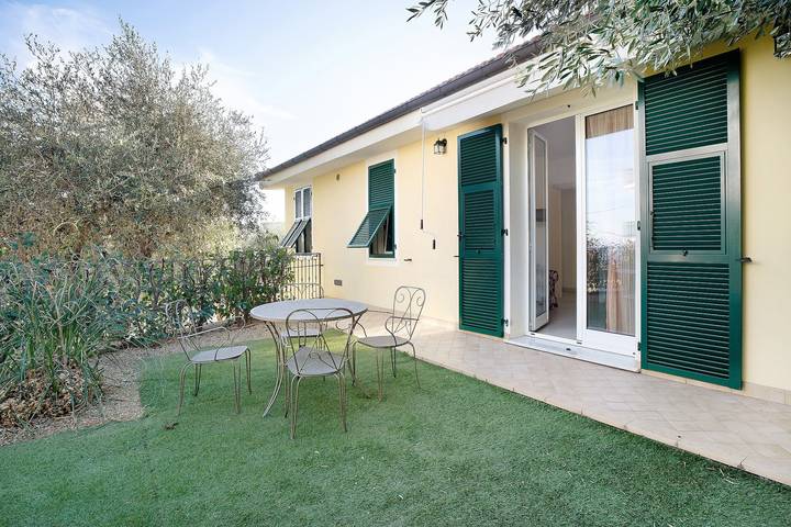 Ferieleilighet for 2 personer, med Hage i Alassio