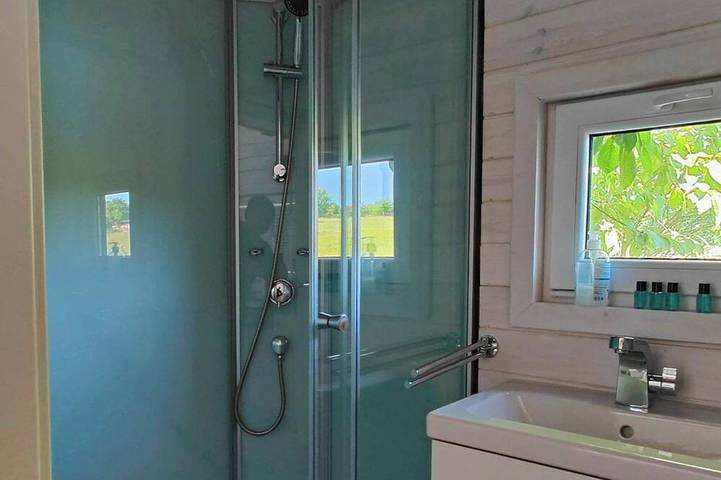 Ganze Wohnung, Modernes Tiny House am Naturteich mit Kamin und Grill - Last Minute in Großharthau, Oberlausitz-Niederschlesien