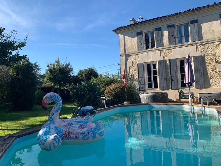 Location de vacances pour 10 personnes, avec Terrasse et Jardin ainsi que Piscine et Vue à Burie