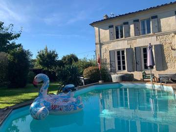 Location de vacances pour 10 personnes, avec vue ainsi que jardin et piscine à Burie